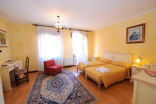 Imagen de la habitación del Hotel Siros. Foto 4