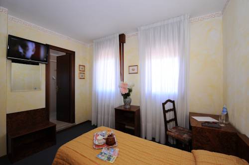 Imagen de la habitación del Hotel Siros. Foto 5