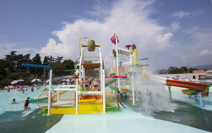 Imagen de la piscina del Hotel Sisan Family Resort. Foto 12