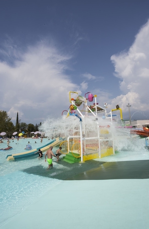 Imagen de la piscina del Hotel Sisan Family Resort. Foto 13