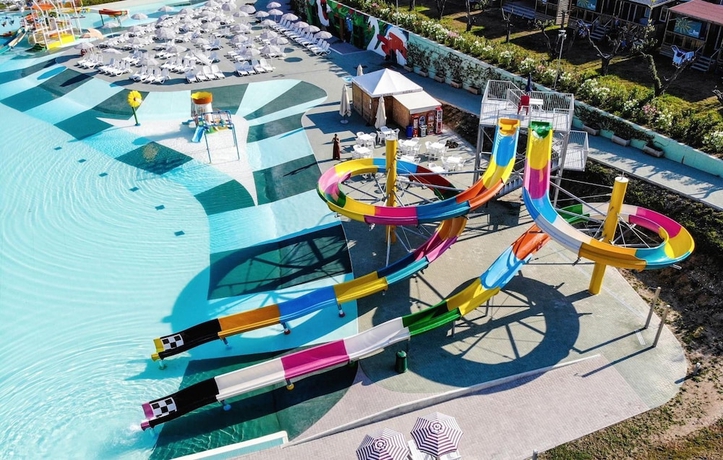 Imagen de la piscina del Hotel Sisan Family Resort. Foto 17