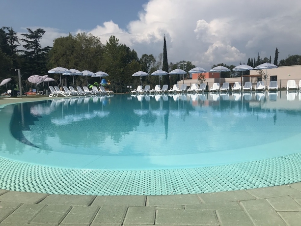 Imagen de la piscina del Hotel Sisan Family Resort. Foto 18