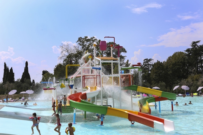Imagen de la piscina del Hotel Sisan Family Resort. Foto 19