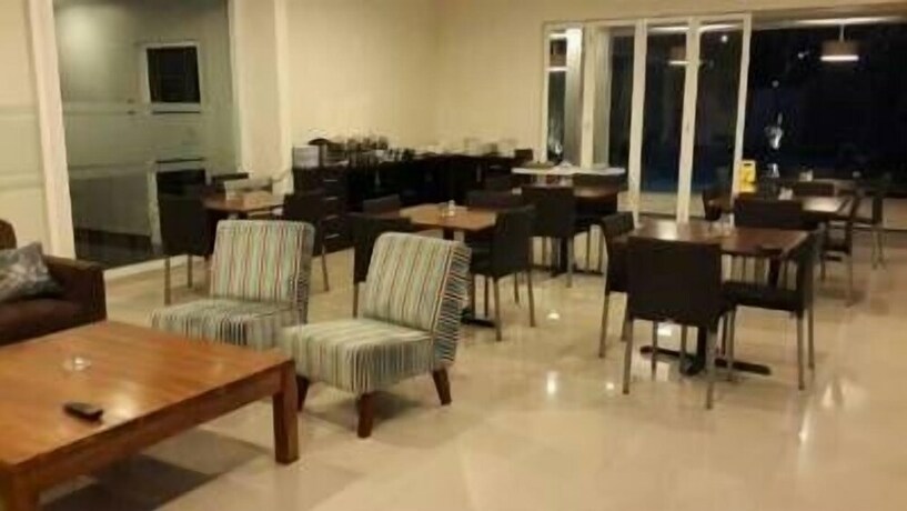 Imagen del bar/restaurante del Hotel Sisingamangaraja Guest House Semarang. Foto 17