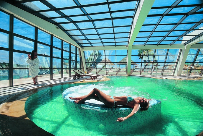 Imagen de la piscina del Hotel Sithonia - Porto Carras Grand Resort. Foto 16