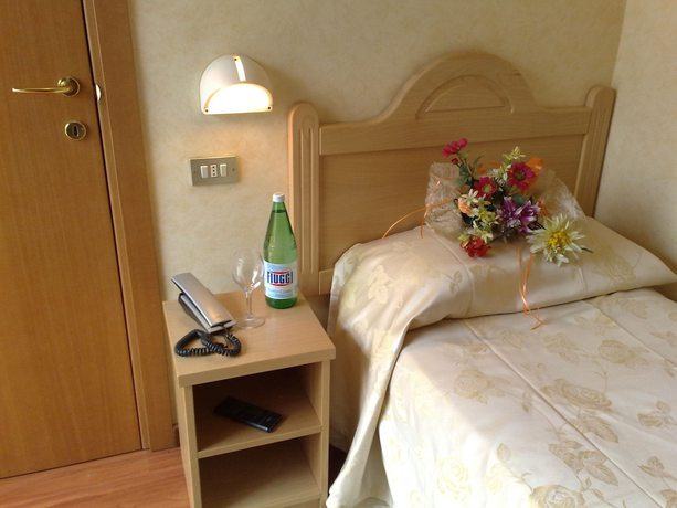 Imagen de la habitación del Hotel Siviglia. Foto 7