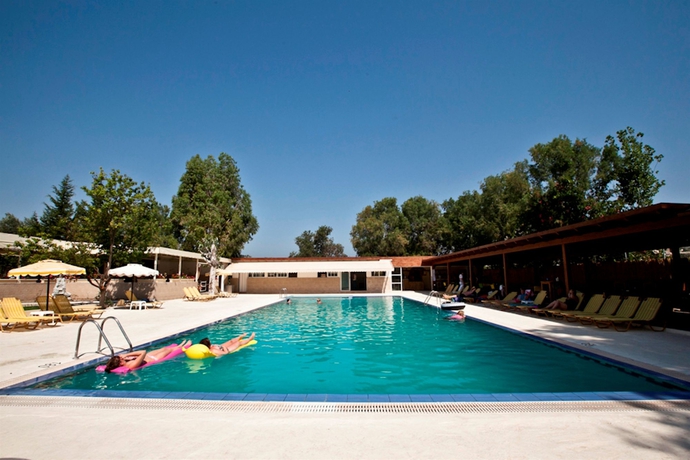 Imagen de la piscina del Hotel Sivila. Foto 16