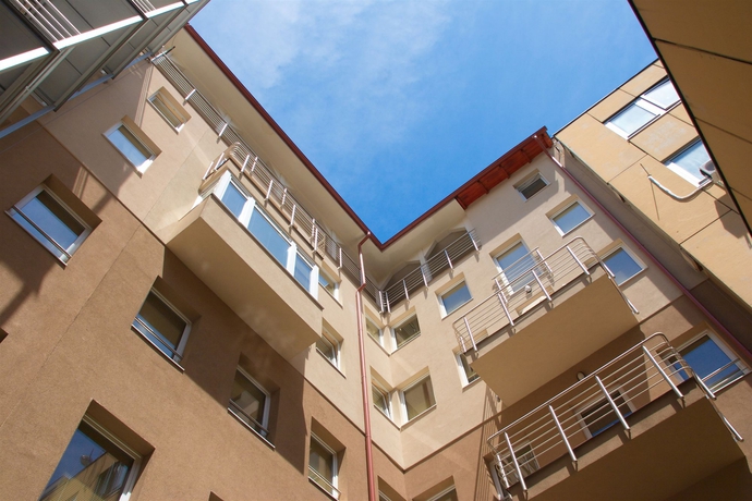 Imagen de los exteriores del Hotel Six Inn. Foto 12