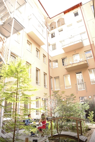 Imagen de los exteriores del Hotel Six Inn. Foto 13