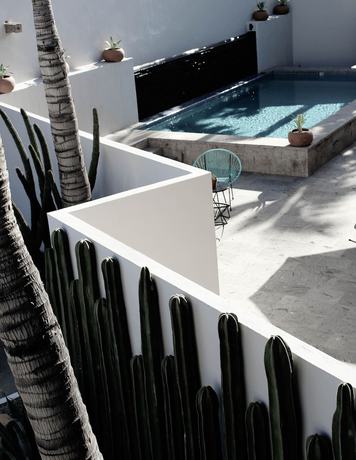 Imagen de la piscina del Hotel Six Two Four. Foto 18