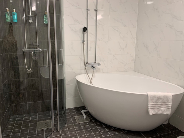 Imagen de la habitación del Hotel Skara Konsthotell. Foto 7