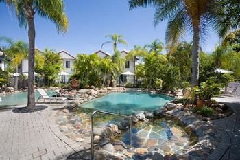 Imagen de la piscina del Hotel Skippers Cove Waterfront Resort. Foto 12