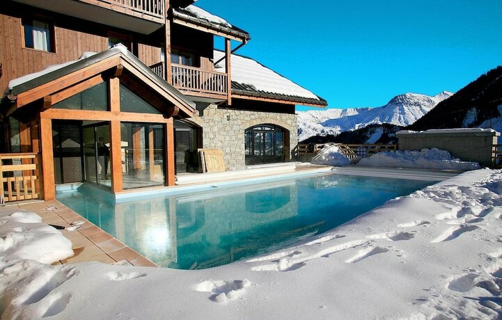 Imagen de la piscina del Hotel Skissim Select - R&eacute;sidence Les Alpages Du Corbier. Foto 9