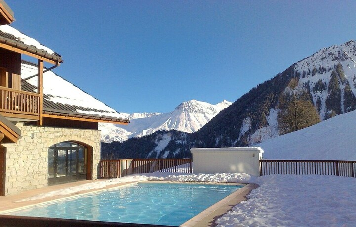 Imagen de la piscina del Hotel Skissim Select - R&eacute;sidence Les Alpages Du Corbier. Foto 10