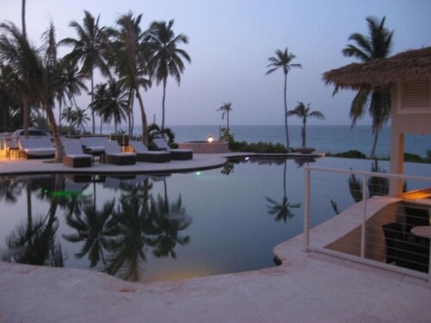 Imagen de la piscina del Hotel Sky Beach Club. Foto 19
