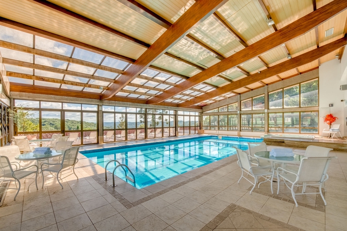 Imagen de la piscina del Hotel Sky Borges Alpenhaus. Foto 15
