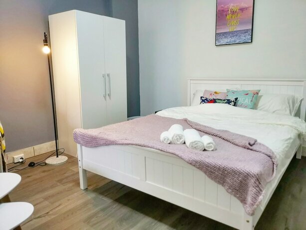 Imagen de la habitación del Hotel Sky Garden Studios. Foto 17