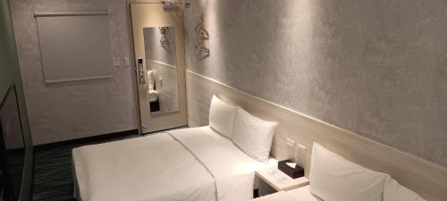 Imagen de la habitación del Hotel Sky Gate Hotel. Foto 5