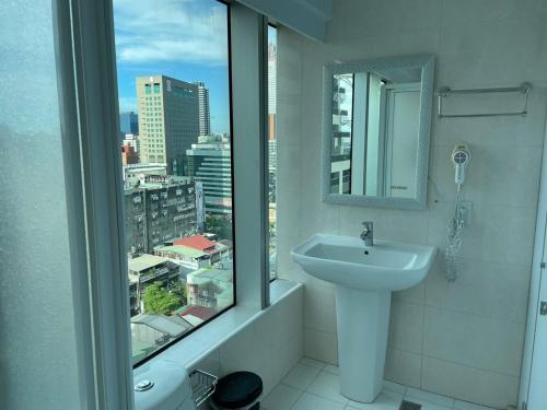 Imagen de la habitación del Hotel Sky Gate Hotel. Foto 15