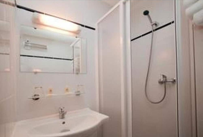 Imagen de la habitación del Hotel Sky Goussainville Charles de Gaulle. Foto 15