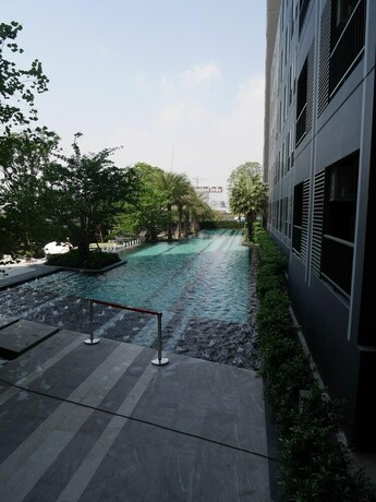 Imagen de la piscina del Hotel Sky Home At Bangkok-bangna. Foto 34