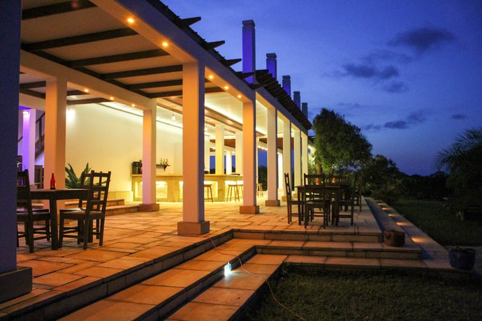 Imagen del bar/restaurante del Hotel Sky Island Resort. Foto 2