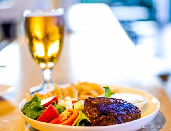 Imagen del bar/restaurante del Hotel Sky Island Resort. Foto 4