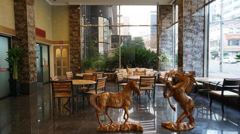 Imagen de los interiores del Hotel Sky Leaders Hotel. Foto 7