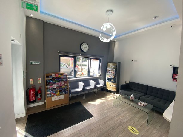 Imagen de los interiores del Hotel Sky Nights London Heathrow. Foto 19