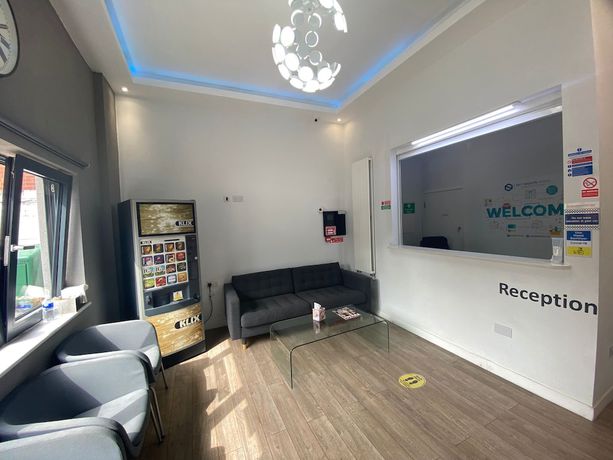 Imagen de los interiores del Hotel Sky Nights London Heathrow. Foto 20