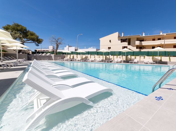 Imagen de la piscina del Hotel Sky Senses. Foto 16