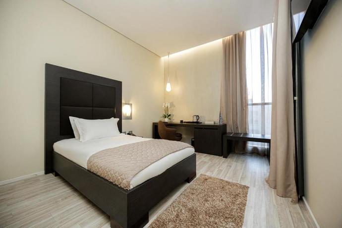 Imagen de la habitación del Hotel Sky, Tirana. Foto 5