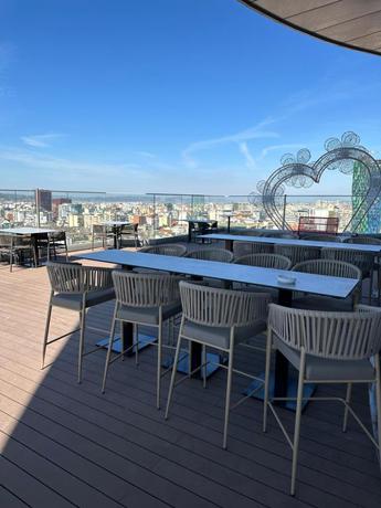 Imagen de los interiores del Hotel Sky, Tirana. Foto 11