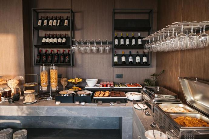 Imagen del bar/restaurante del Hotel Sky, Tirana. Foto 2