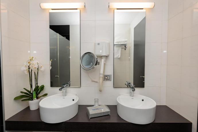 Imagen de la habitación del Hotel Sky, Tirana. Foto 6