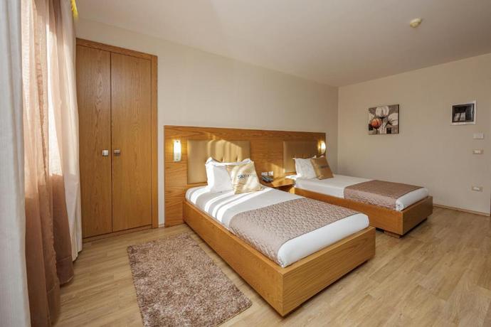 Imagen de la habitación del Hotel Sky, Tirana. Foto 7