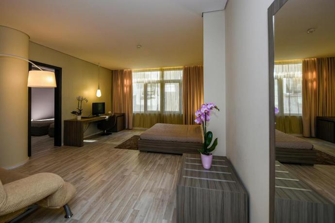 Imagen de la habitación del Hotel Sky, Tirana. Foto 8