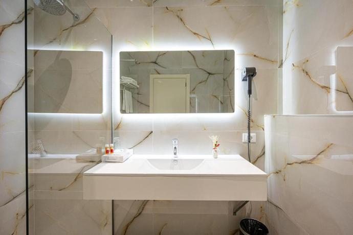 Imagen de la habitación del Hotel Sky, Tirana. Foto 9