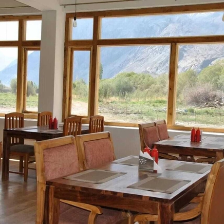Imagen del bar/restaurante del Hotel Sky View Resort. Foto 7