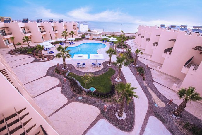 Imagen de la piscina del Hotel Sky View Suites. Foto 20