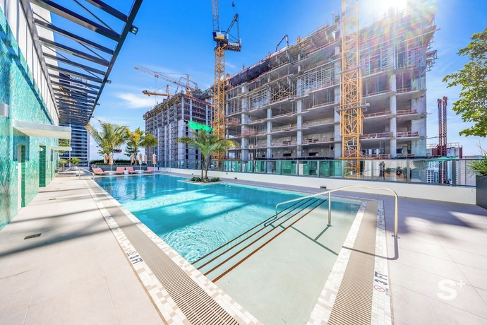 Imagen de la piscina del Hotel Skyline Views 1BR in - Rooftop pool. Foto 16