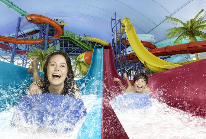 Imagen de la piscina del Hotel Skyline and Waterpark. Foto 14