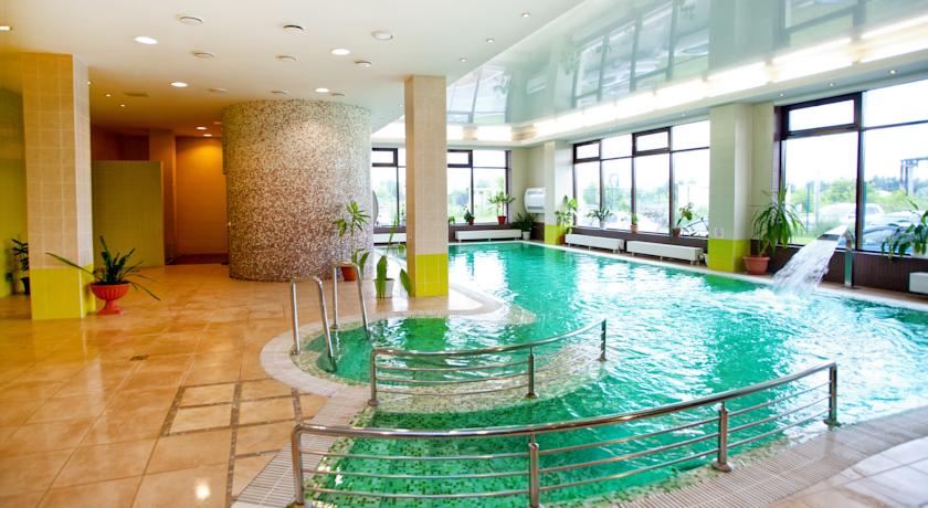 Imagen de la piscina del Hotel Skyport. Foto 10