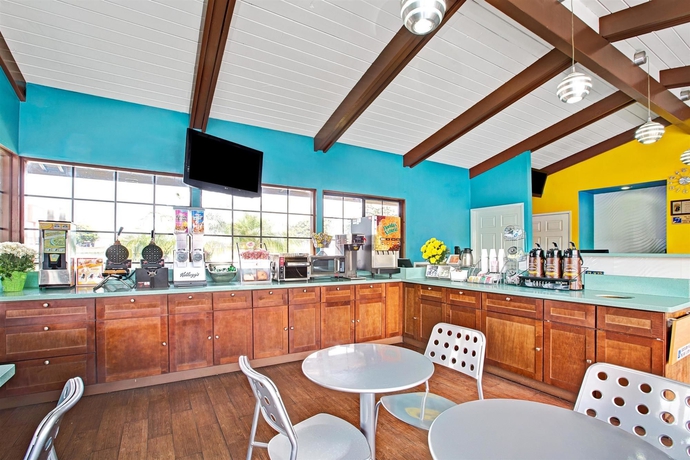Imagen del bar/restaurante del Hotel Skyways. Foto 4