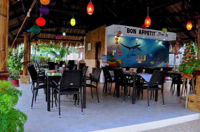 Imagen del bar/restaurante del Hotel Slam's Garden Dive Resort. Foto 3