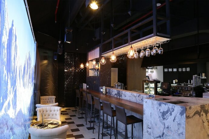 Imagen del bar/restaurante del Hotel Sleep Box By Miracle. Foto 16