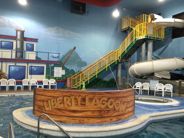Imagen de la piscina del Hotel Sleep Inn And Suites Indoor Waterpark. Foto 19