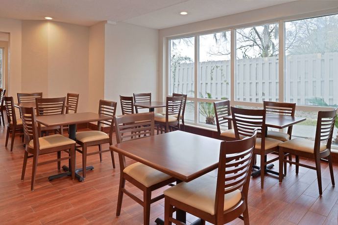 Imagen del bar/restaurante del Hotel Sleep Inn Beaufort. Foto 3