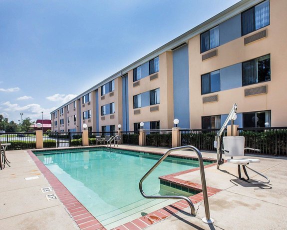 Imagen de la piscina del Hotel Sleep Inn Bessemer Helena. Foto 19