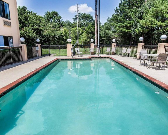 Imagen de la piscina del Hotel Sleep Inn Bessemer Helena. Foto 20